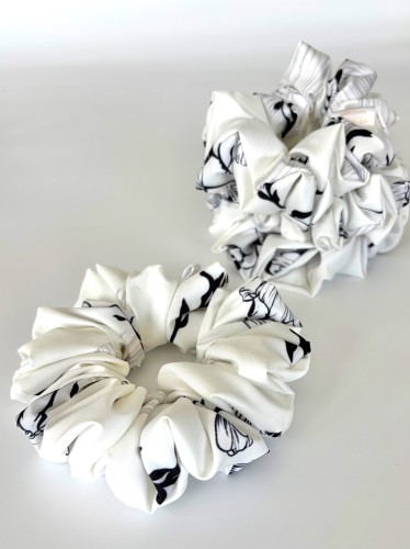 Biało czarna scrunchie