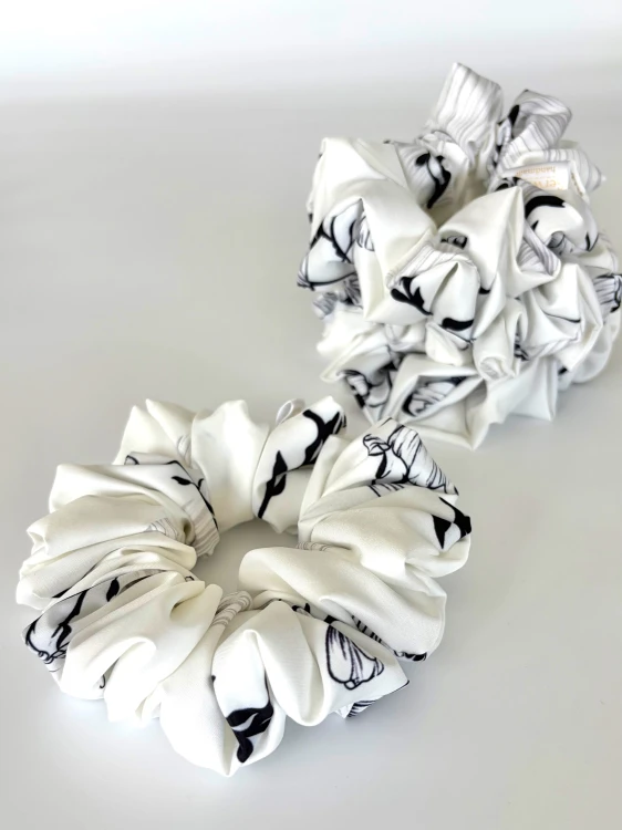 Biało czarna scrunchie
