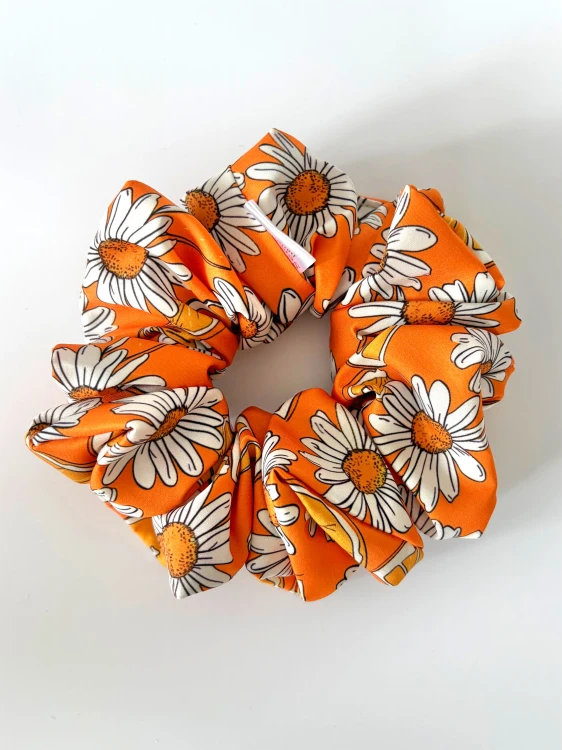 Pomarańczowa scrunchie w stokrotki i pomarańcze