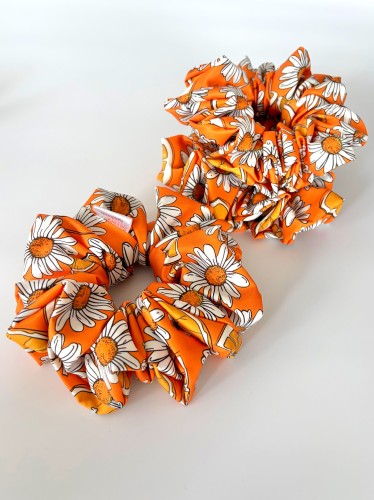 Pomarańczowa scrunchie w stokrotki i pomarańcze