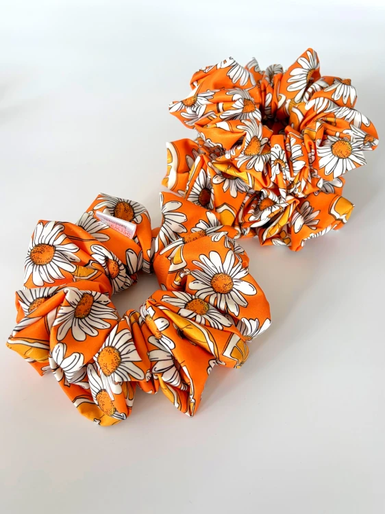 Pomarańczowa scrunchie w stokrotki i pomarańcze
