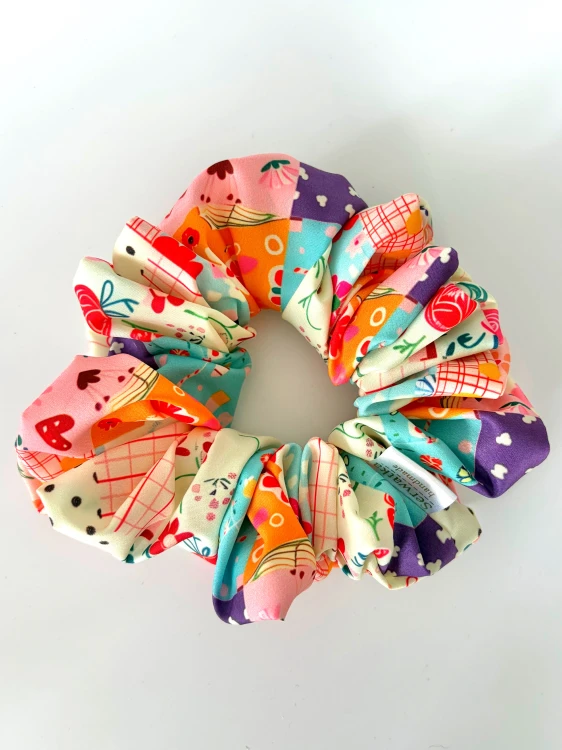 Kolorowa scrunchie w kwiaty