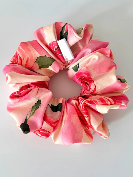 Scrunchie w rozmiarze maxi w róże